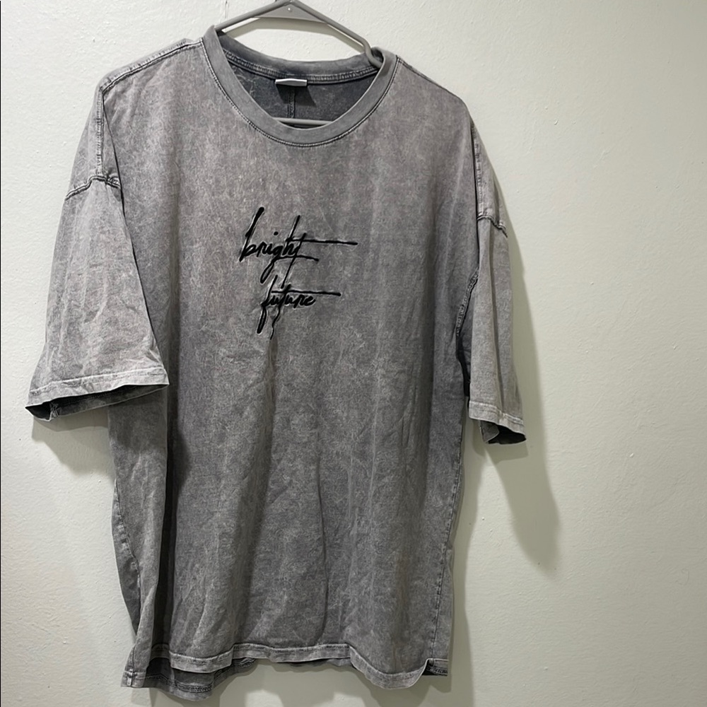 Gray Short Sleeve Tee with Crew Neck and Graphic Design